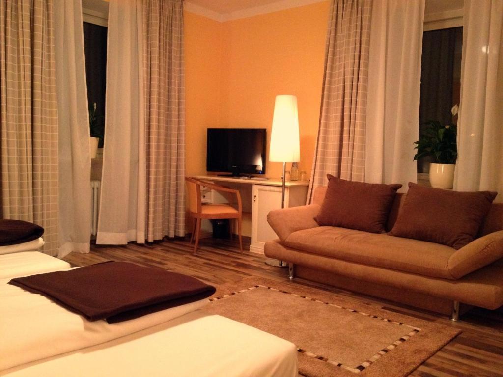 Hotel Schlee Hohenschäftlarn Rum bild