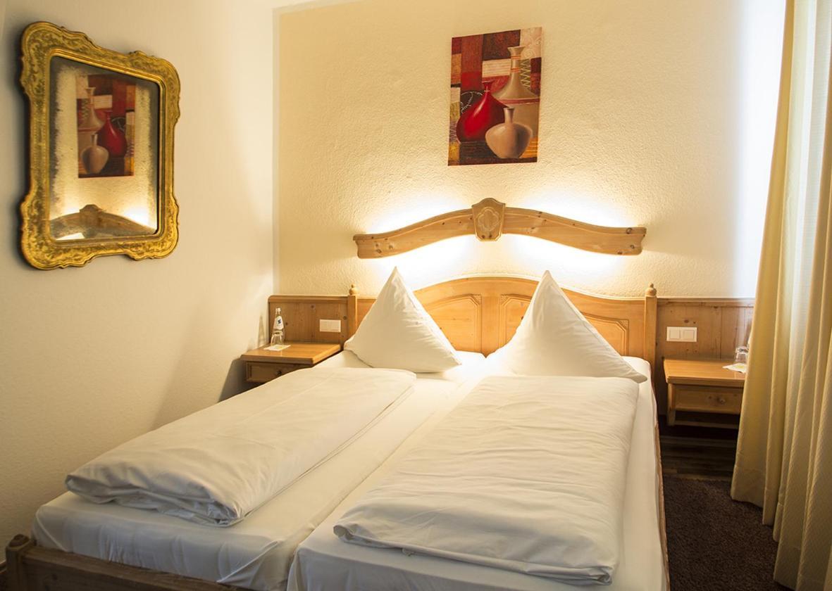 Hotel Schlee Hohenschäftlarn Rum bild