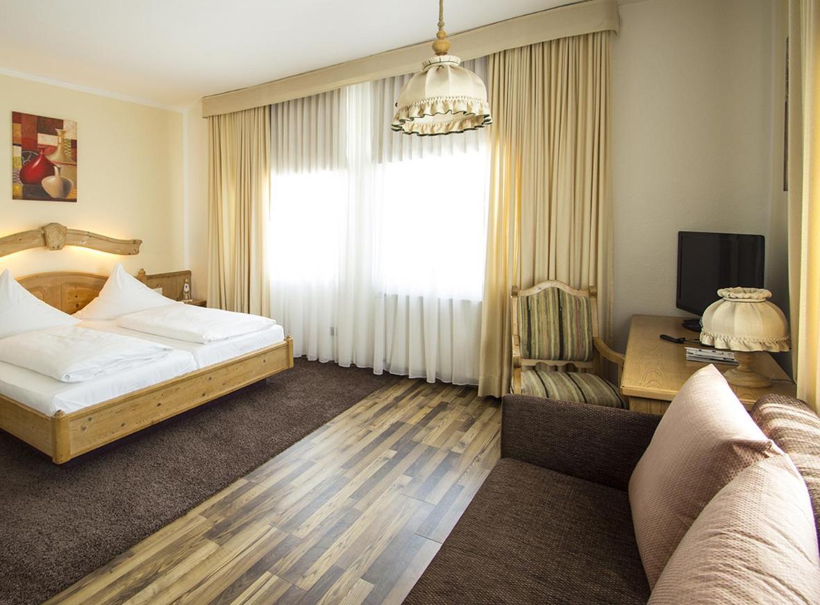 Hotel Schlee Hohenschäftlarn Rum bild